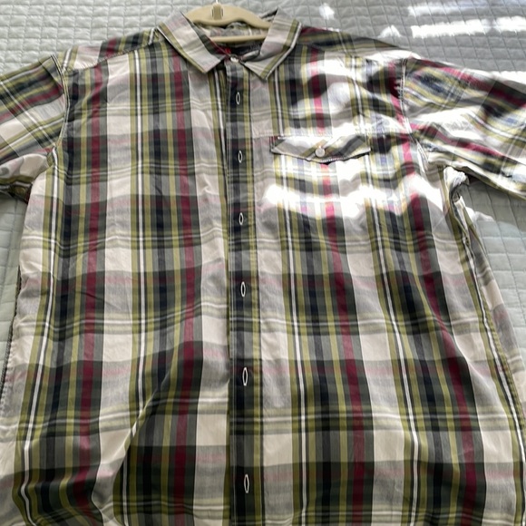 Mountain hardwear ss shirt excellent condition - Picture 2 of 3